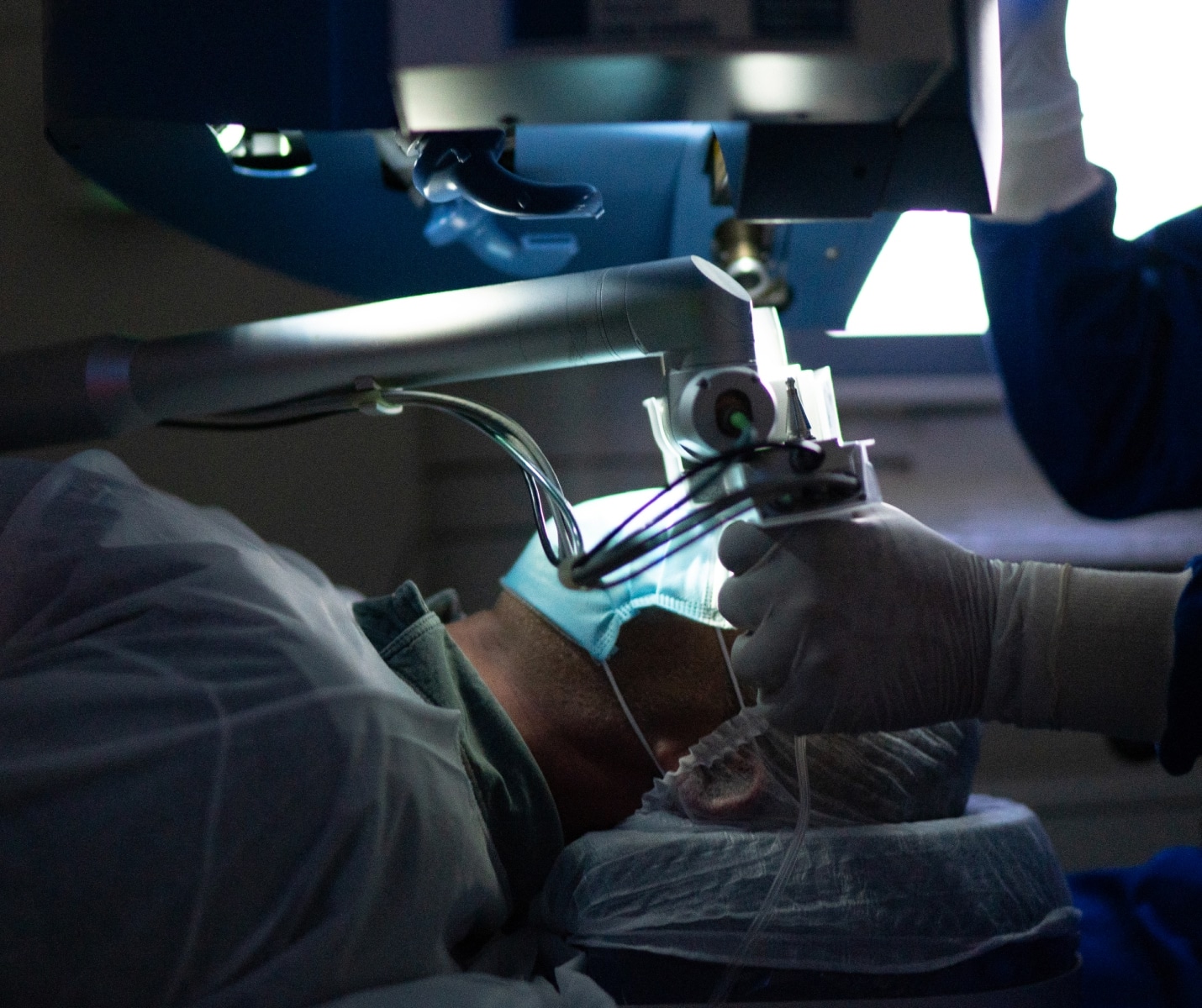 Pose d'implants de drainage sous laser YAG chez le Dr Hamelin-Gervais au Mans